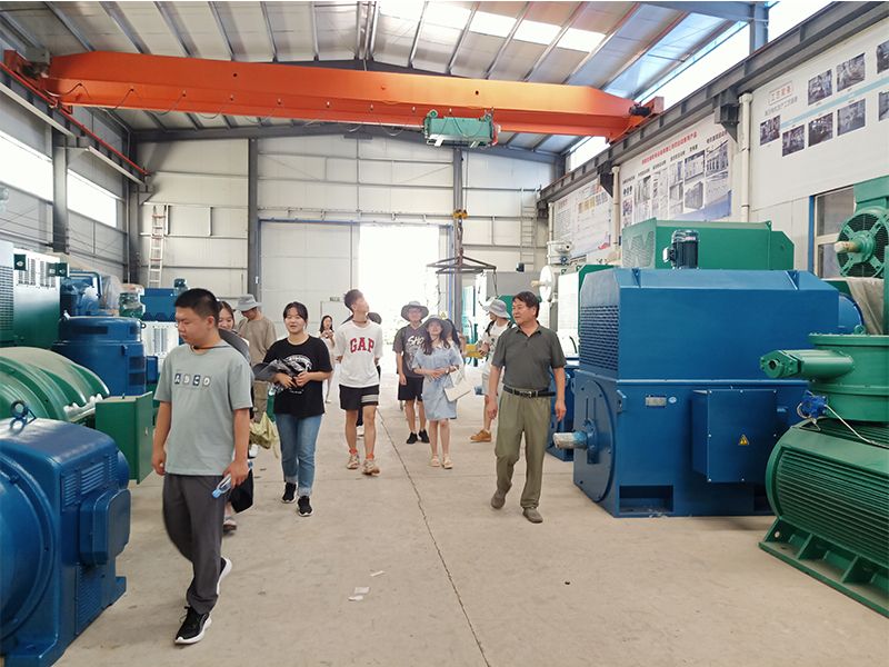 清华大学的学生来公司旅行