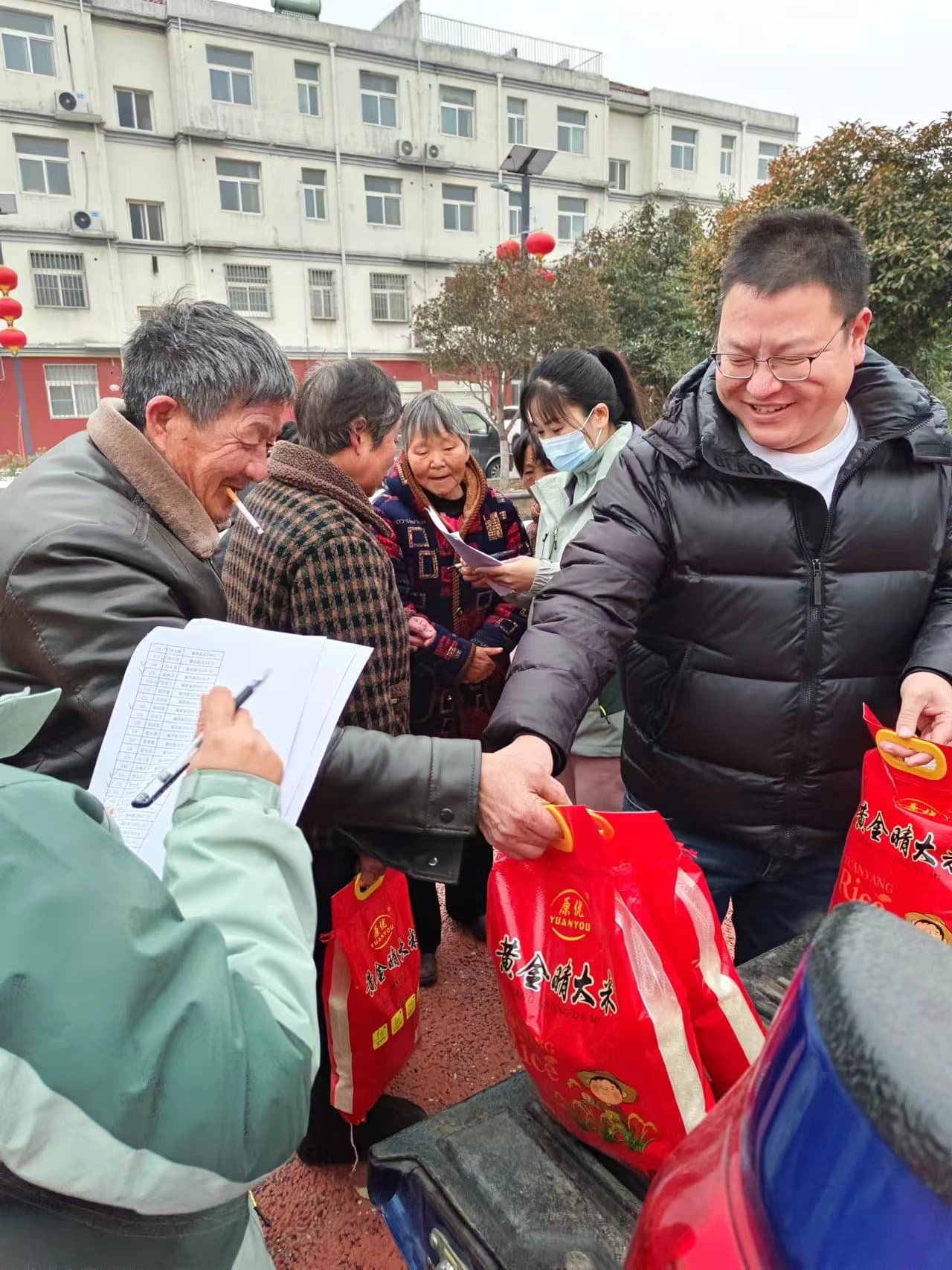 关爱老人，，，，，，，，我们一直在行动，，，，，，，，2023年夏历腊月二十，，，，，，，，给西北流村的老人 发春节福利